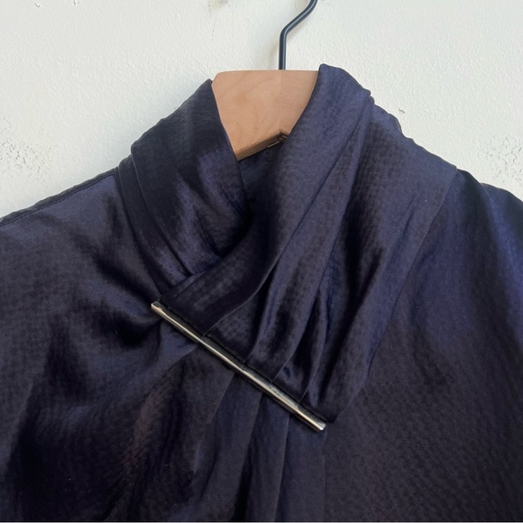 JASON WU  Sleeveless Mock Neck 100% Silk Top Navy Blue Sleeveless Gold Bar 4 - Picture 7 of 15